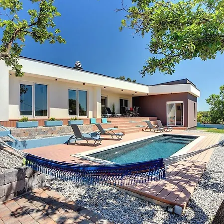 Holiday home Mit Privatem Pool Nur Wenige Minuten Von Den Straenden Pula