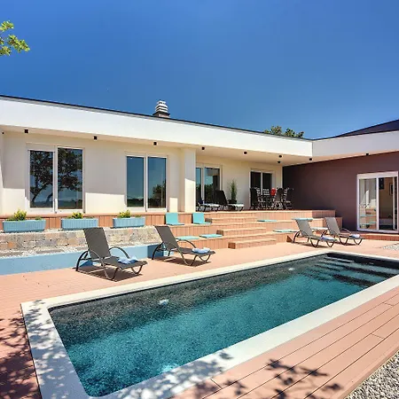 Mit Privatem Pool Nur Wenige Minuten Von Den Straenden Holiday home Pula