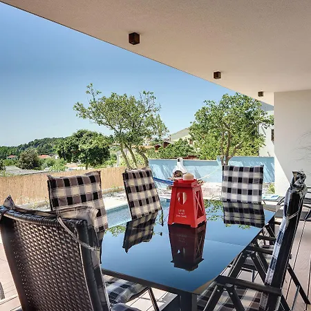 Mit Privatem Pool Nur Wenige Minuten Von Den Straenden Holiday home Pula