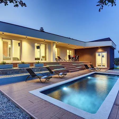 Mit Privatem Pool Nur Wenige Minuten Von Den Straenden * Pula